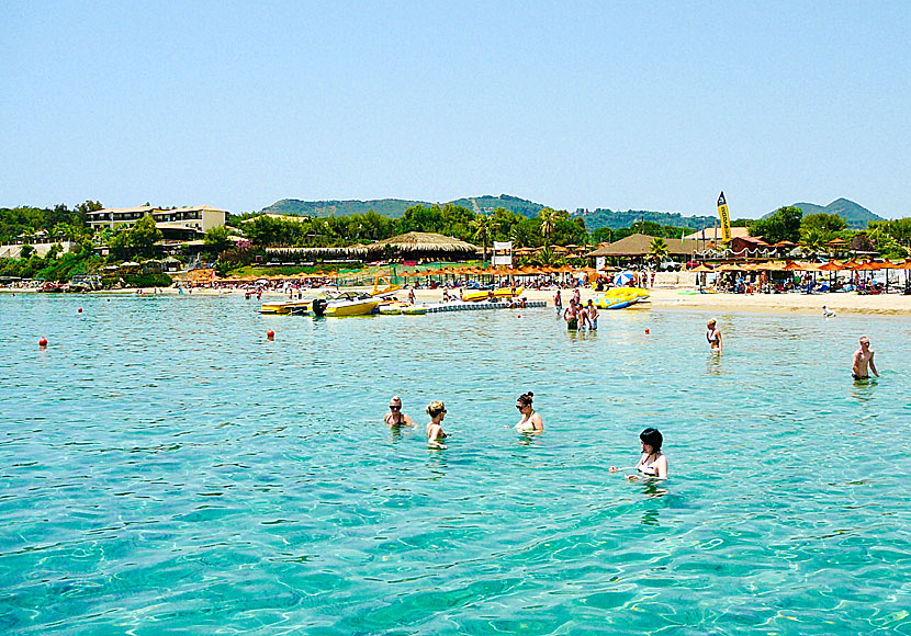 Hotell, tavernor, restauranger och barer vid Agios Nikolaos beach på Zakynthos.