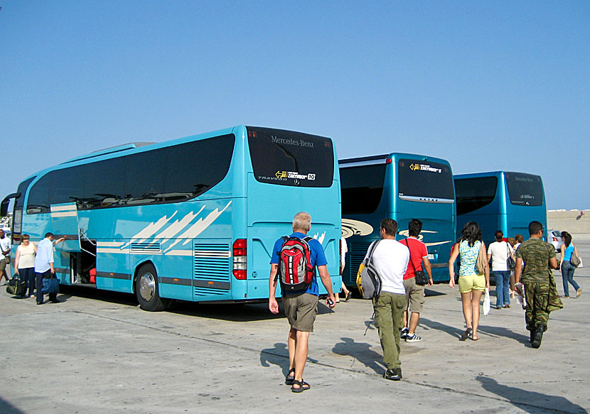 Långfärdsbussar som går mellan Zakynthos och Aten.