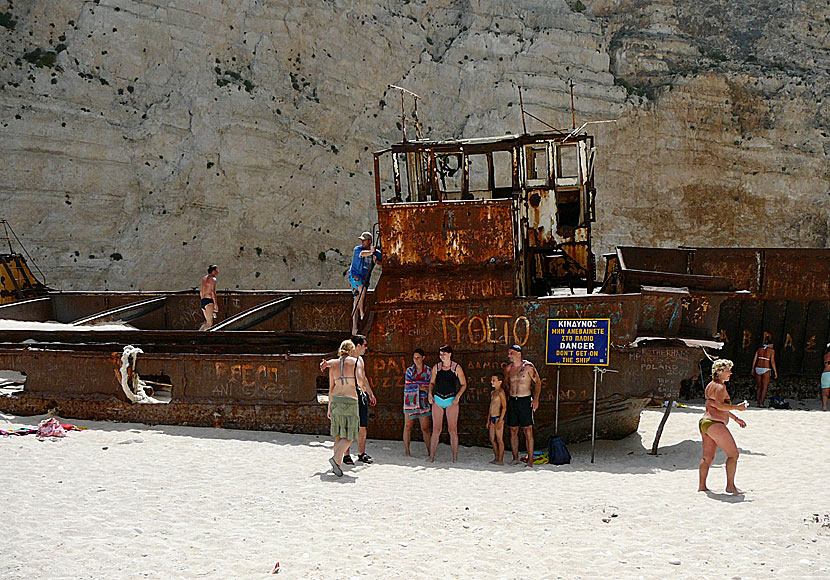 Båten Panagiotis som slutade sin bana som skeppsvrak på Shipwreck beach på Zakynthos.