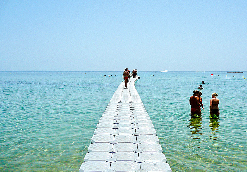 Badbryggor vid Agios Nikolaos beach på Zakynthos.