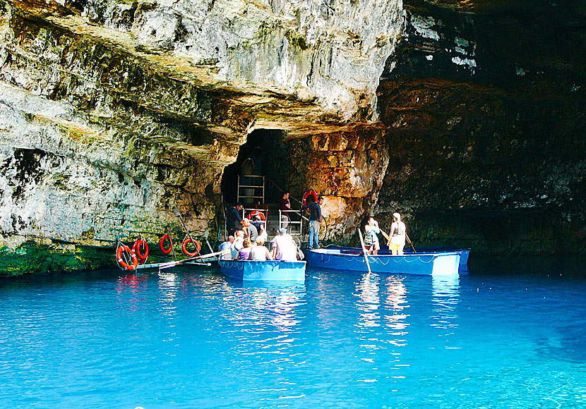 Utflyktsbuss och utflyktsbåt från Zakynthos till Melissani Lake på Kefalonia.