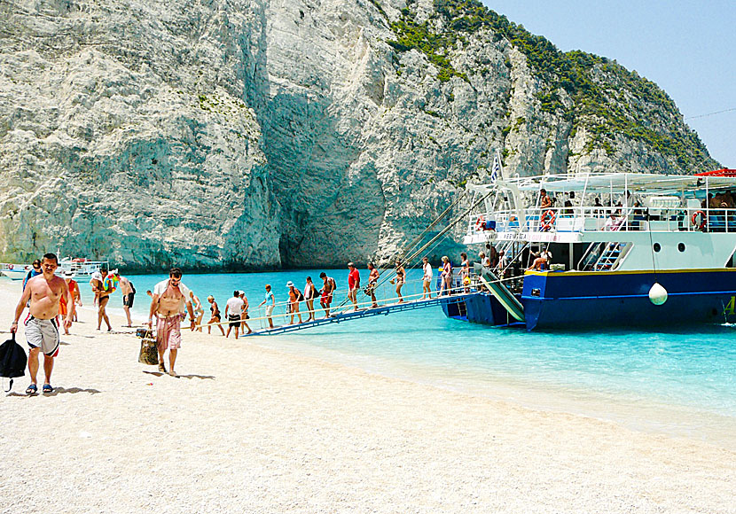 Utflyktsbåtar till Shipwreck beach på Zakynthos.