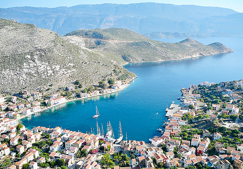 Från berget ovanför Megisti på Kastellorizo har man en fantastisk utsikt över byn Kaz i Turkiet.