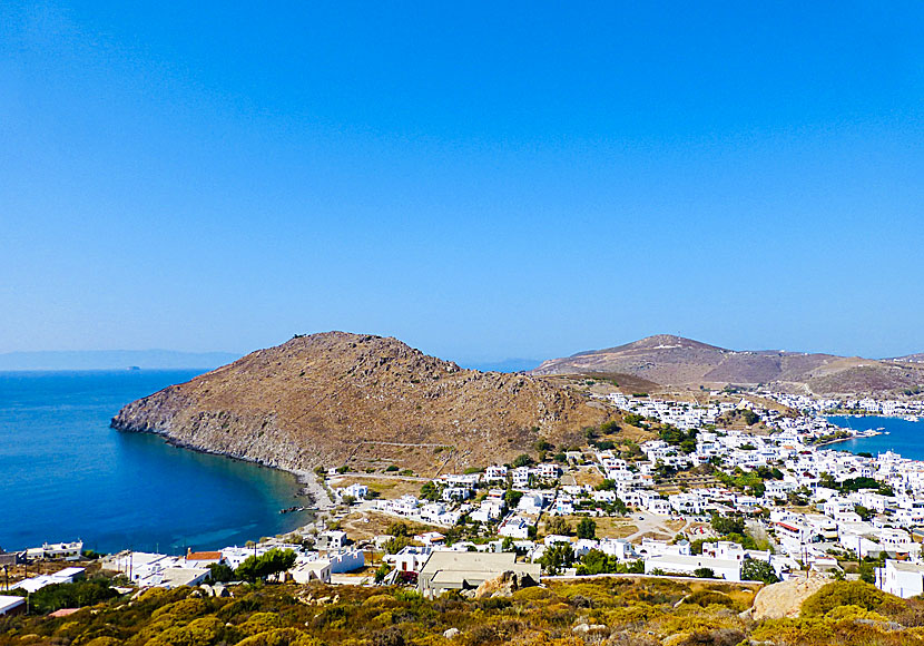 Skala och Hohlakas beach på Patmos i Grekland.