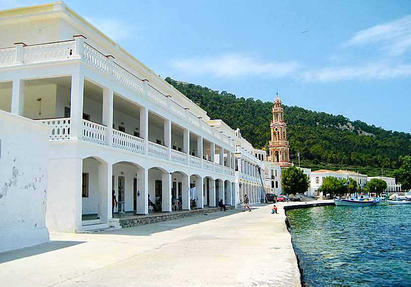 Klostret Taxiarchis Panormitis Monastery på Symi i Grekland är öns viktigaste sevärdhet. 