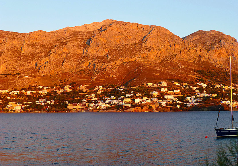 Solnedgång från Kalymnos är mycket vacker. Så här ser den ut från Telendos.