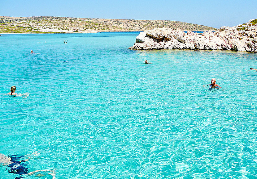 Tiganakia bay och beach på Arki i Dodekaneserna är som en gigantisk naturlig swimmingpool. 