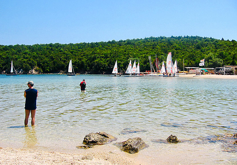 Vattnet är så grunt att det går att vada över till Bella Vraka beach i Sivota nära Parga.