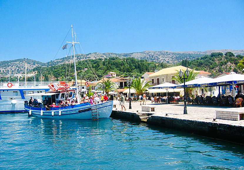 Om du bor i Parga kan du åka utflyktsbåt till Sivota och Bella Vraka beach.