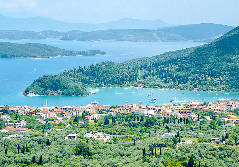 Nidri är Lefkas populäraste turistort och byn ligger mycket vackert. 