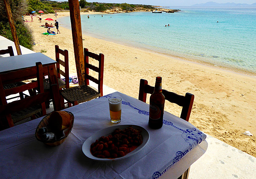 Den barnvänliga stranden med den barnvänliga tavernan i Finikas på Koufonissi i Kykladerna.