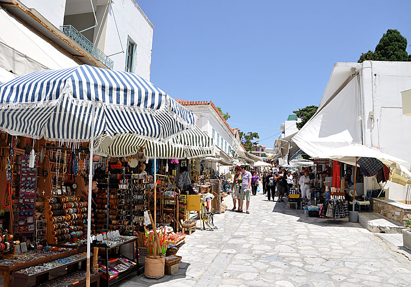 Den superkommersiella gatan Odos Evangelistrias i Tinos stad.