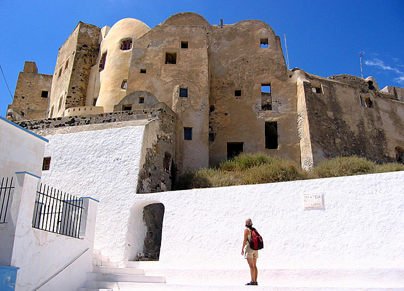 Nära den genuina byn Emborio på Santorini ligger den originella byn som  Castelli.