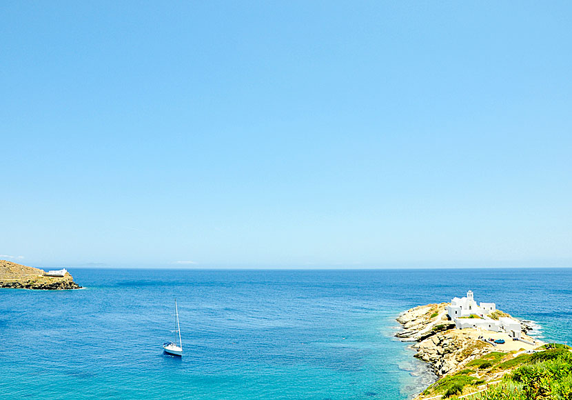 Sifnos omges av underbart snorkelvatten som här vid Monastery Chrisopigi nära Faros.