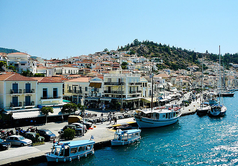 Hamnpromenaden i Poros stad i Grekland.