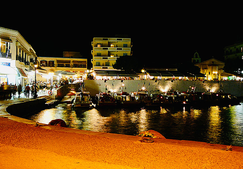 Längs med den mysiga hamnpromenaden i Spetses stad ligger många bra restauranger och tavernor. 