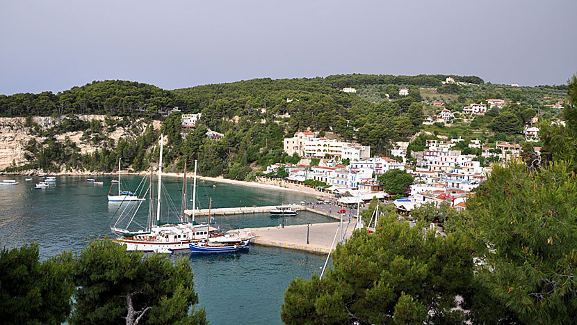 Utsikt från balkongen på Pension Nina i Patitiri på Alonissos.