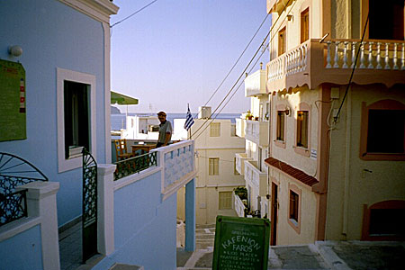 Ingången till Faros med Ilias som välkomnar. Karpathos.