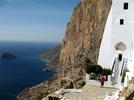 Klostret Panagia Chozoviotissa med Agia Anna i bakgrunden.