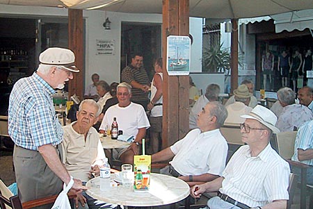 Gubbkafé i Samos stad, Vathy.