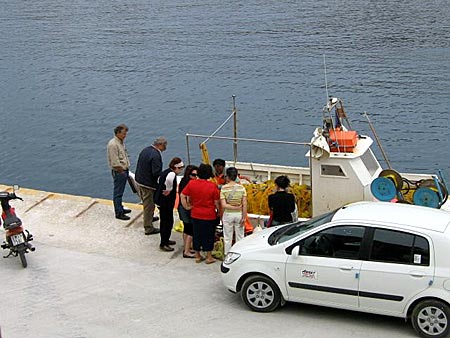 Fiskebåten har lagt till i Katapola.