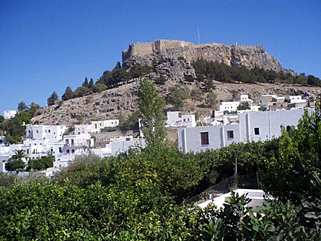 Vy över Lindos med Akropolisklippan. Rhodos.