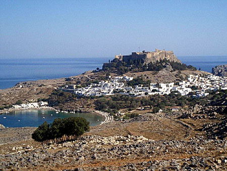 Ytterligare en vy över Lindos och borgen. Rhodos.