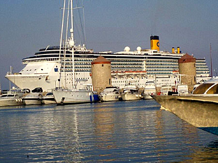 Ett stort kryssningsfartyg som precis var på väg att lämna hamnen i Rhodos stad. 