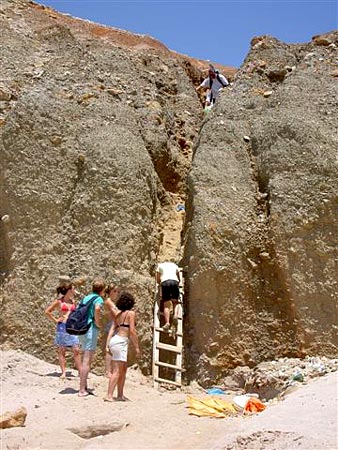 Vägen ner till Tsigrado beach på Milos. 