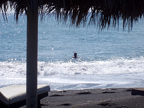 Perivolos beach på Santorini. 