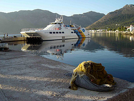 I hamnen ligger Sea Star och väntar på oss.