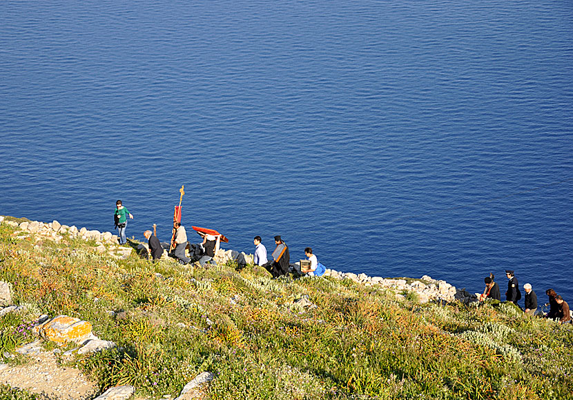 Sakta, sakta släpade de sig från klostret upp för berget på Amorgos.