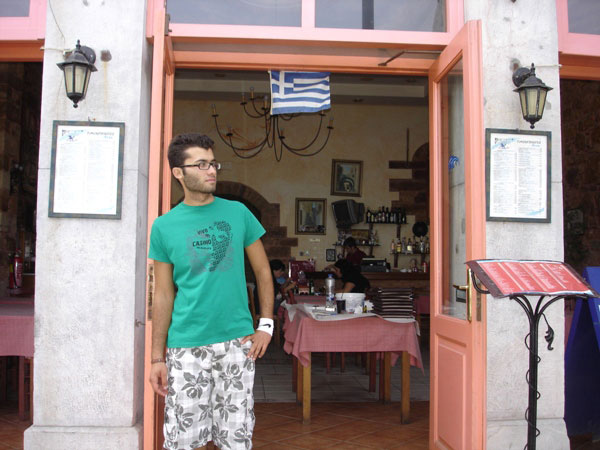 Restaurang Delfinia vid strandpromenaden på Chios.