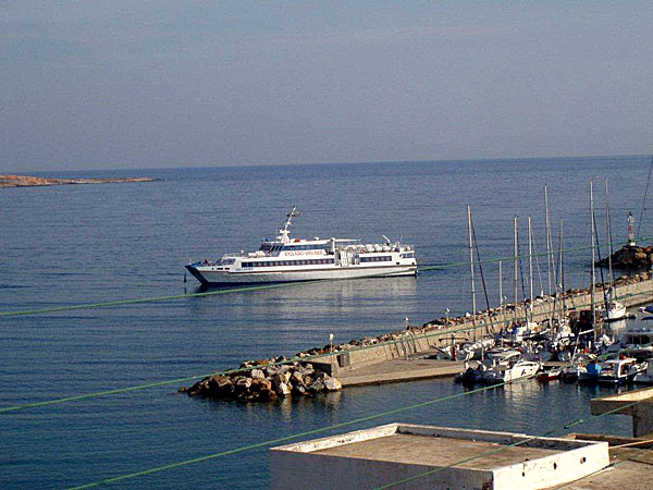 En utflyktsbåt in Nauossa. Paros.