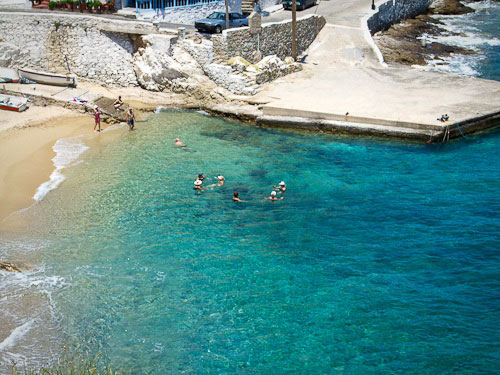 Lilla stranden i Armenistis på Ikaria.