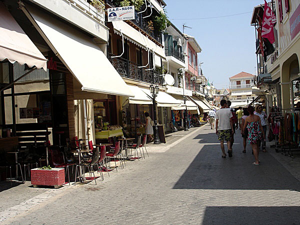 Den gemytliga gågatan i Lefkas stad.