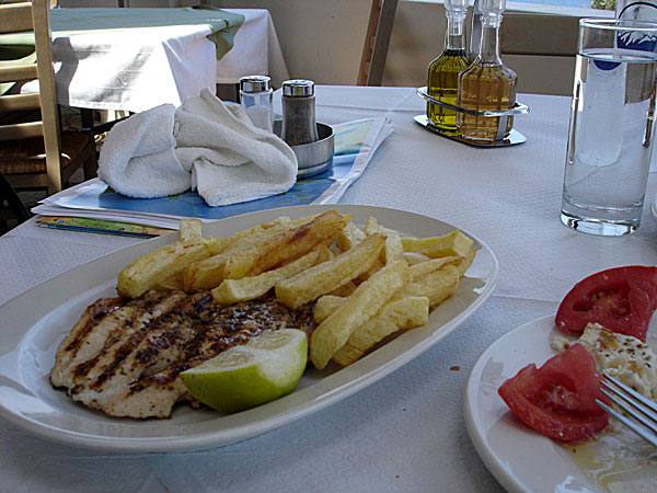 Kyckling i citronsås till lunch på taverna Minas i Nikiana på Lefkas.