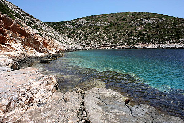 Klippbadet Plakes i Katapola på Amorgos.