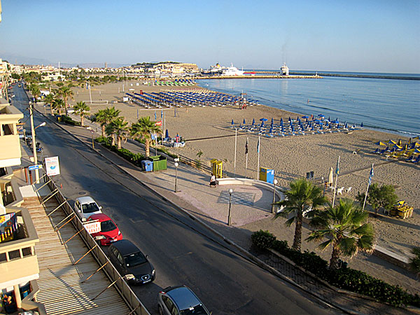 Utsikt från balkongen mot borgen och stranden i Rethymnon.