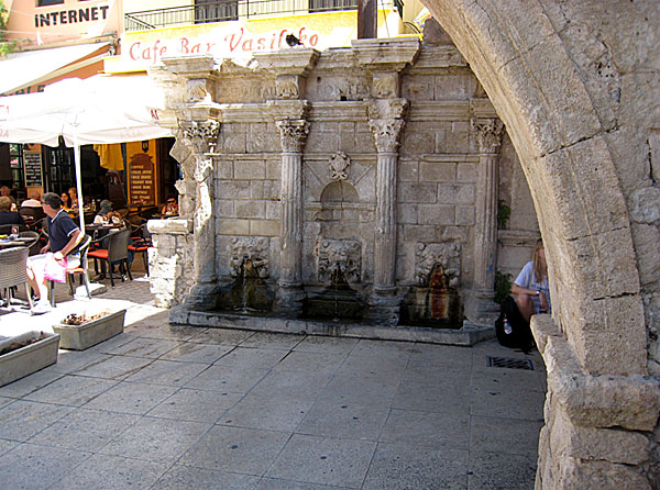 Den berömda brunnen i Rethymnon.