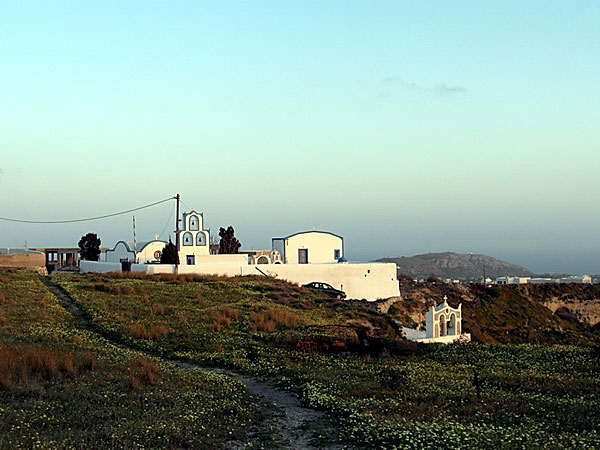 Liten kyrka i Megalochori i kvällsljus. Santorini.