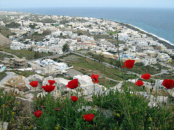 Kamari från ovan i vårfärger. Santorini.