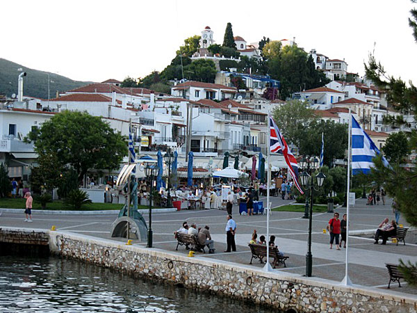 Kvällsliv i Skiathos hamn.