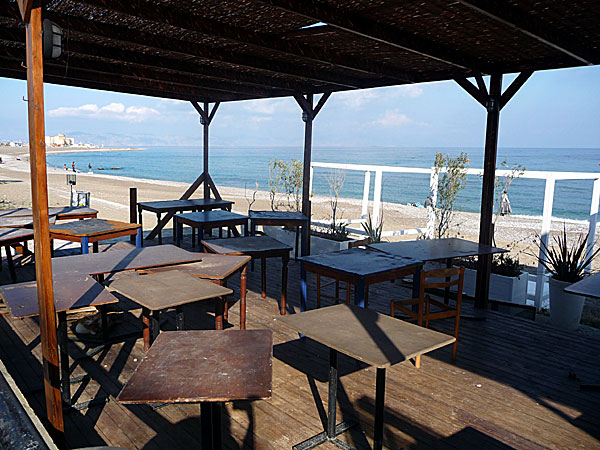 Vinterstängt strandcafe i väntan på sommarens badgäster. Rhodos.