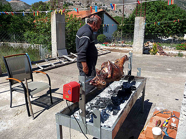 Tilos. Tidigt på påskdagens morgon, Kyriaki tou Paska, gjordes lammet i ordning