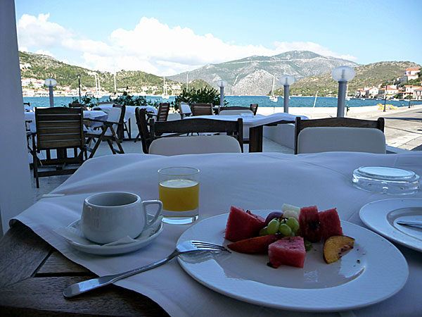 Frukost i Vathy på Ithaka.