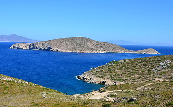 På väg till Klostret kan man se den så kallade Sköldpaddsön. Tilos.