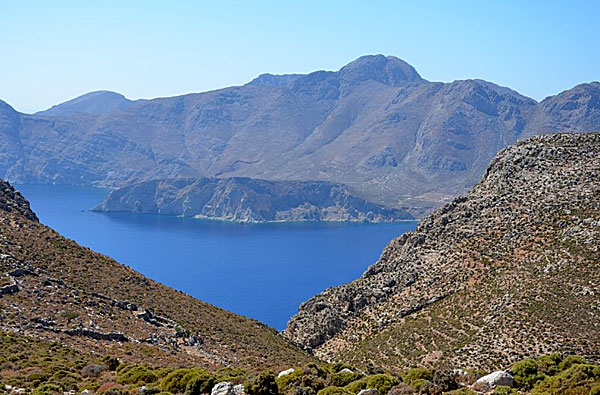 Härlig utsikt från bergen på Tilos.