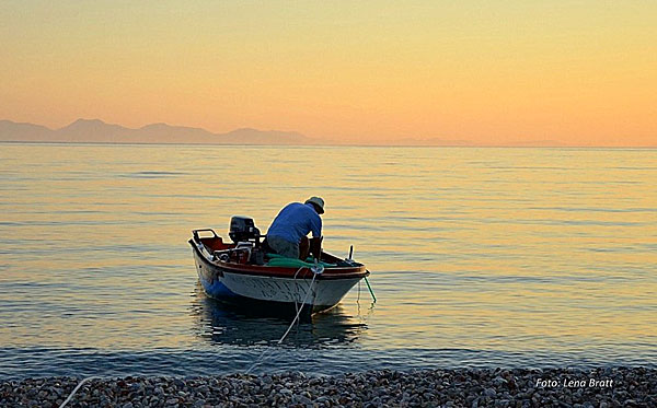 En fiskare ger sig ut i gryningen. Tilos.