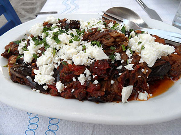 Melizanes al fourno med fetaost. Malamatenia. Tinos-